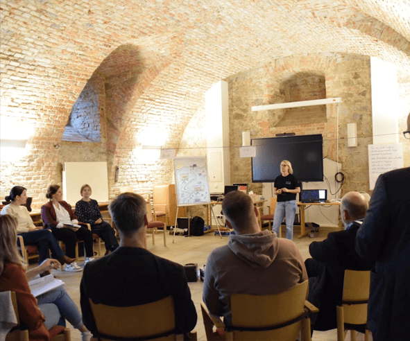 Susann Hoppe bei einem Workshop mit einer Gruppe